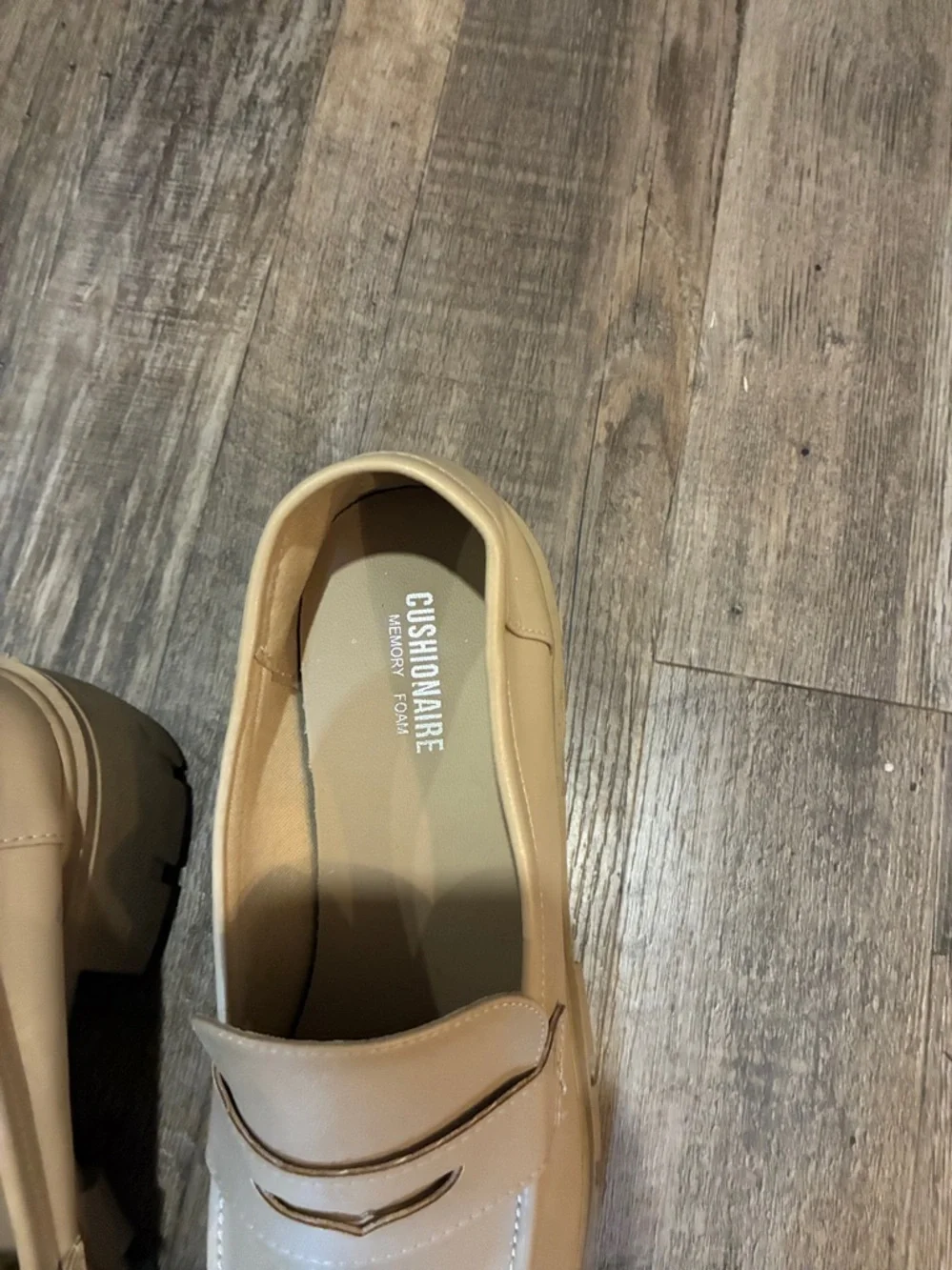 Y2K VTG Cushionaire Memory Foam Chunky Lug Cream Loafers 2 1/2” heel 9 Worn 1x